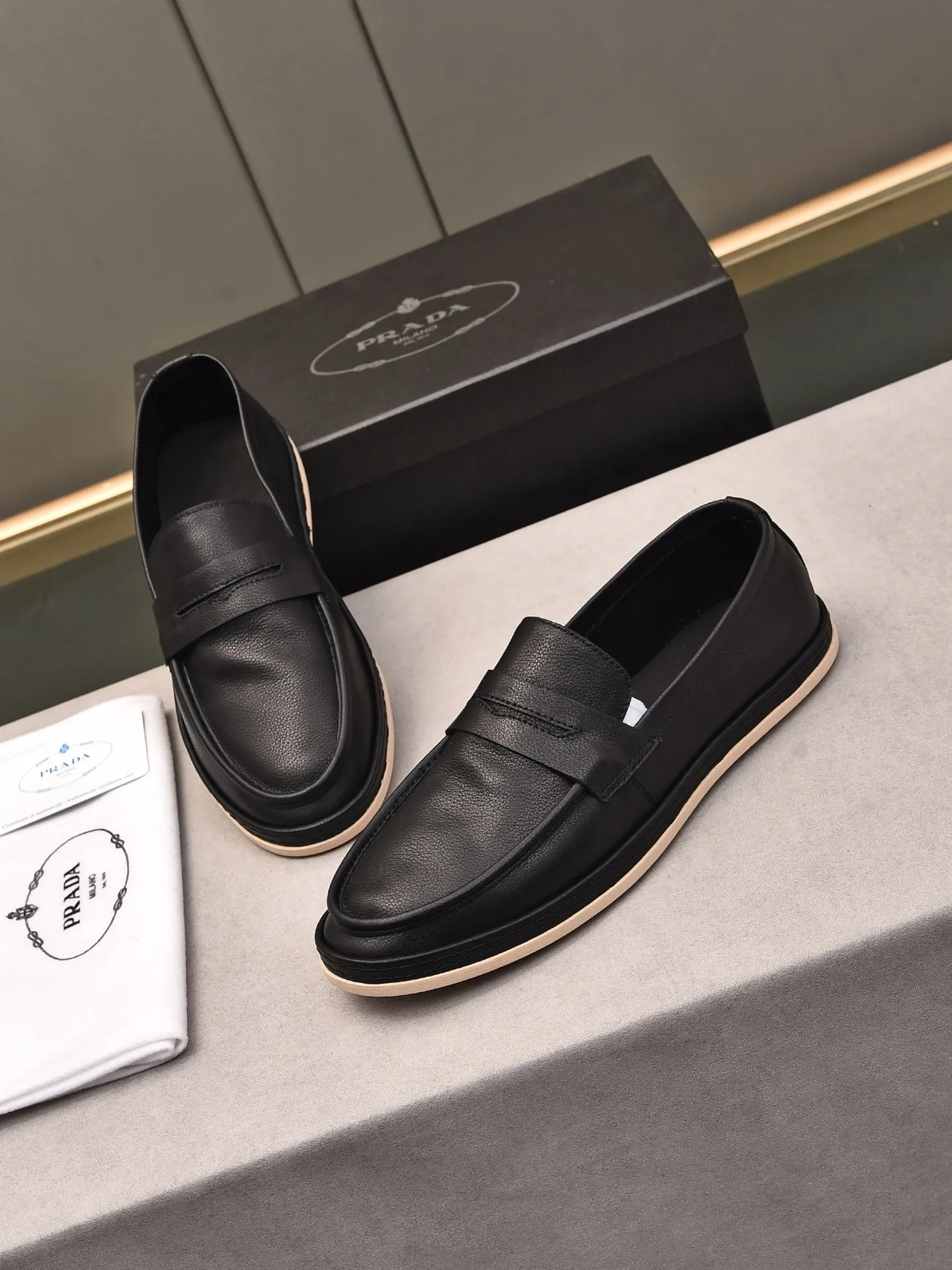 👟👟👟Men's Shoes💰P420 🆕🔥New Updates🔥👟PRADA (Prada) new products are released, imported soft cowhide, fashionable to allow air to penetrate the entire shoe, and the awesome shoes [strong] bring an extremely comfortable and breathable feeling! Beautiful inside and out! Exquisite workmanship, top-grade cowhide material, 😌Number: 38~44, black and white color options.